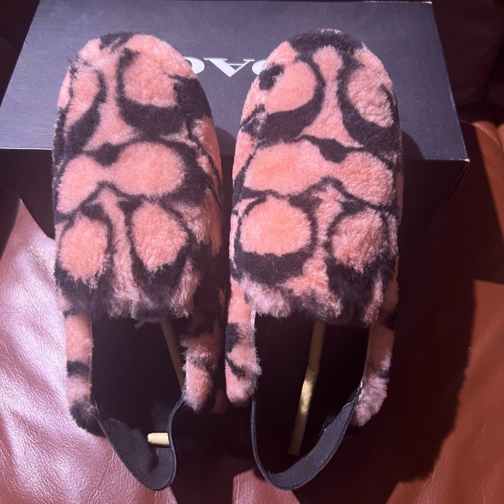 Coach Holly pink and black shearling slippers W6.5